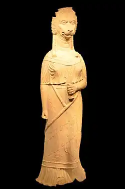 Vue d'une statue humaine à tête de lion.