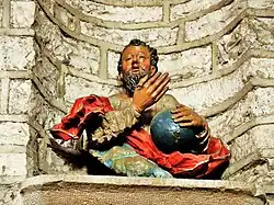 Statue polychrome dans l'église.