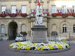 Statue de Jacques Amyot dans la cour de l'hôtel de ville.