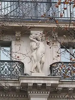 Cariatides, facade du Grand Hôtel, Paris, boulevard des Capucines.