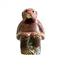 Statuette de singe en calcaire rouge.