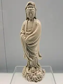 Statue en porcelaine « blanc de Chine » représentant Guan Yin probablement réalisée à Dehua.
