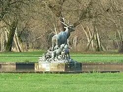 Le monument de chasse dans le parc.