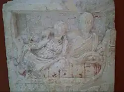 Stèle funéraire (A1214). Banquet funéraire. IIIe&nbsp;siècle