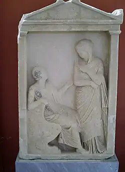 Stèle funéraire (A734), IIIe&nbsp;– IIe&nbsp;siècles av. J.-C., scène d'adieux dans un naiskos.