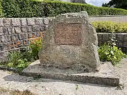 Stèle composée d'un bloc de granit sommairement taillé.