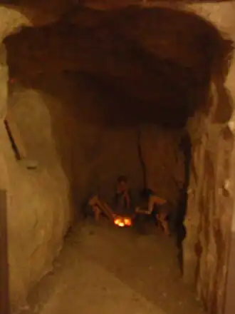 Reconstitution de la grotte d'Azikh au musée historique d'Artsakh (en)