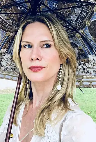 Stephanie March interprète Alexandra Cabot.
