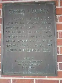 Plaque brune sur un mur de briques rouges, il y est écrit : « In this old capitol on April 25, 1861, Senator Douglas delivered his 'Protect the Flag' speech, one of the most heroic and effective speeches in the English language. His plea helped save our country and was the culmination of his great career. »