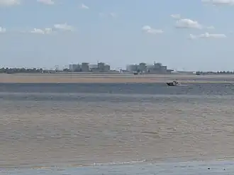Le Banc de Saint-Estèphe avec en arrière fond la Centrale nucléaire du Blayais