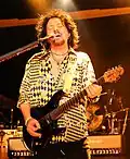 Steve Lukather en 2017, jouant sur un modèle signature (Luke III).