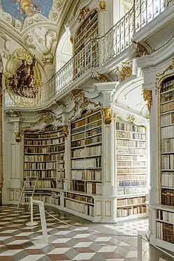 Décors, staffs et peintures en trompe-l'œil dans la bibliothèque