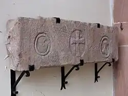 Linteau roman de l'ancienne église romane (XIIe).