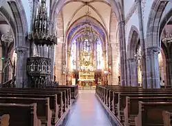 Vue intérieure de la nefvers le chœur.