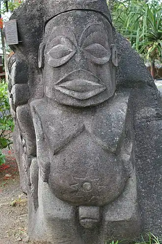 Statue en pierre du dieu Tangaroa sur l'ile Rarotonga (Îles Cook).