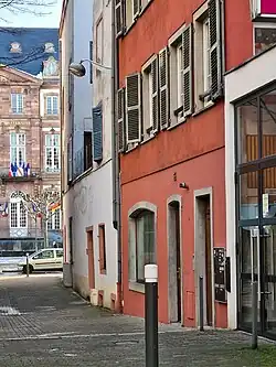 Face à l'hôtel de Hanau (2).