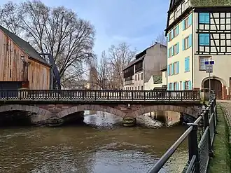 À droite, la rue et le quai des Moulins.