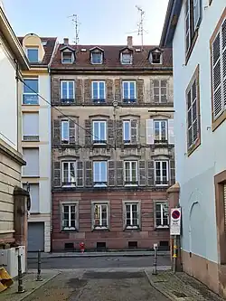 Face à la rue Adolphe-Wurtz.