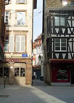 Accès depuis la rue des Frères (no&nbsp;2).
