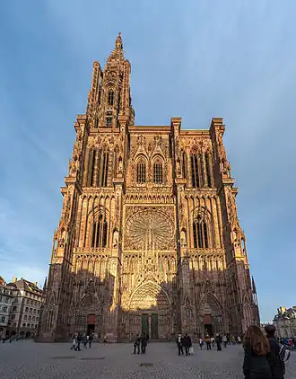 La façade de la cathédrale Notre-Dame située à Strasbourg, vue depuis la place de la Cathédrale.