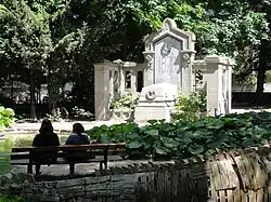 Monument aux morts dans la cour de l'école.