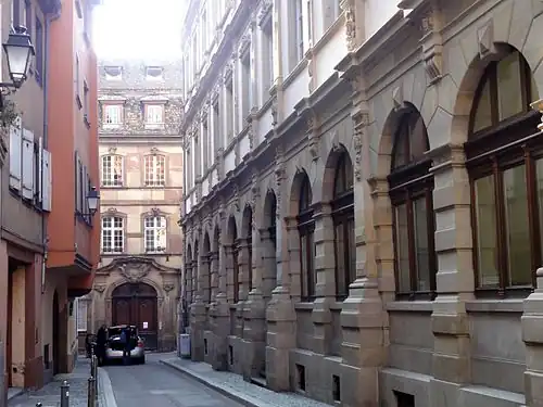 Perspective vers la rue de l'Épine. À droite, l'aile sud de la Chambre de commerce et d'industrie.