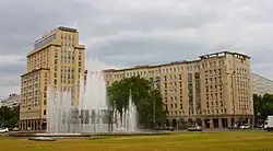 Strausberger Platz, avec la maison Berlin (côté gauche).