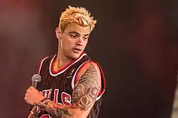 Le chanteur Andrew Dijorio