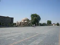 À gauche de Chorsu : la médersa de Cherdor de Régistan