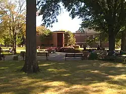 La cour réservée aux étudiants.