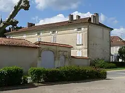 Logis du XVIIIe&nbsp;siècle et portail.