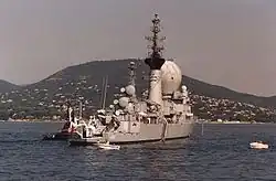 La frégate Suffren au mouillage sur rade foraine.