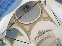 Plafond et coupoles du porche.