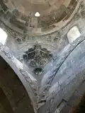 Trompe ornée de muqarnas du caravansérail Sultanhan. Ici la trompe proprement dite, qui porte la coupole, est l'arc en plein cintre peu visible situé au-dessus des muqarnas. Les muqarnas ne sont qu'un ornement sous la trompe imitant une structure porteuse en encorbellement.