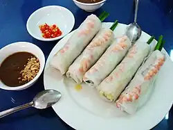 Rouleaux de printemps avec sauce.