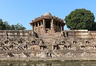 Le Temple de Surya à Modhera est un exemple majeur de l'architecture Maru-Gurjara, érigé au début du XIe&nbsp;siècle.