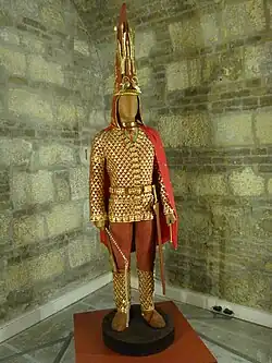 Reconstitution de la tunique d'or d'un prince scythe à partir d'artefacts du kourgane d'Issyk, Kazakhstan.