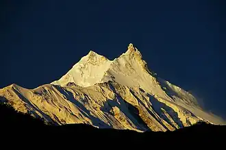 Vue de la cime principale (à gauche) et de la cime orientale (à droite) du Manaslu depuis le nord-est, à l'aube.