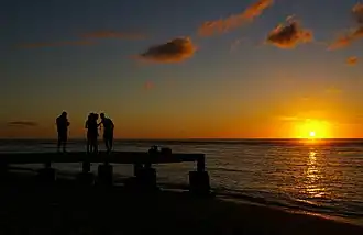 La plage de L'Hermitage donnant sur l'Ouest, les couchers de soleil y sont très prisés.