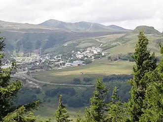 Super-Besse et le puy de Chambourguet à droite.