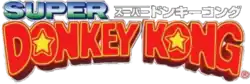 Super Donkey Kong est marqué sur trois lignes, en lettres rouges bordées de jaune et en bleu dégradé de vert. Donkey Kong Country est également inscrit en japonais sur le haut du logo.