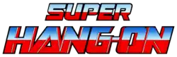 Super Hang-On est inscrit sur deux lignes, en lettres bleues et rouges.