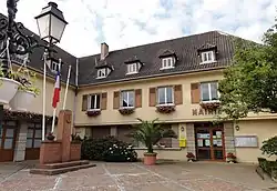 Mairie, 2 rue du Général-de-Gaulle.
