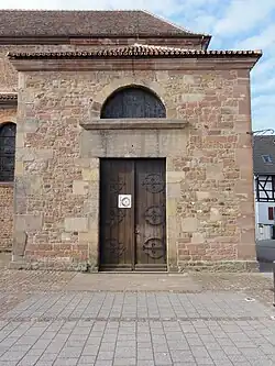 Portail principal avec linteau roman.