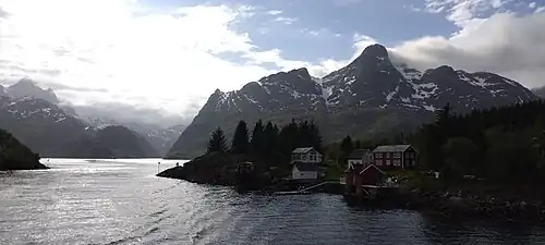 Le Svartsundet relie le Raftsund au Greenfjorden et au Trollfjord.