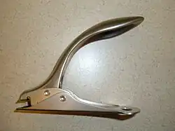 Ancienne dégrafeuse Swingline modèle 37201.