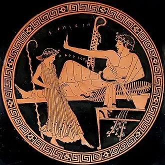 Coupe à figures rouges, vers 490-480 av. J.-C. Scène de banquet.