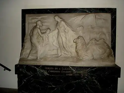 Bas-relief de Rebecca donnant à boire à Éliézer et à ses chameaux. Ce bas-relief, représentant des figures humaines, se trouve dans un vestibule à l’entrée de la synagogue.