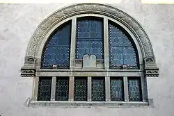 Synagogue de Schirmeck : baie de type thermal en façade