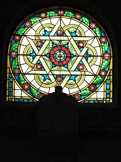 Synagogue de Schirmeck : Vitrail situé au-dessus de l'Arche Sainte
